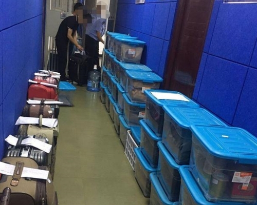 贓物擺滿屋。 網圖