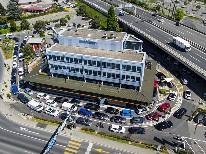在瑞士大批民眾出外車龍圍繞快餐店一圈。AP