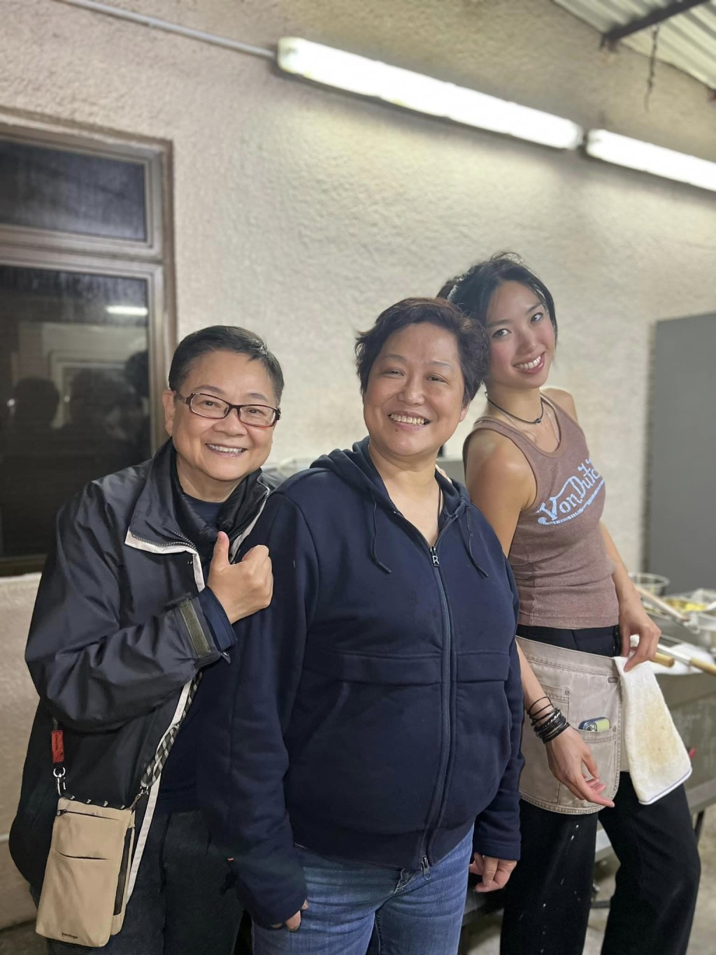據汪曼玲（左）於社交平台分享，指呂康玲（右）即場開鑊煮餸，菜式非常好吃而且有鑊氣。