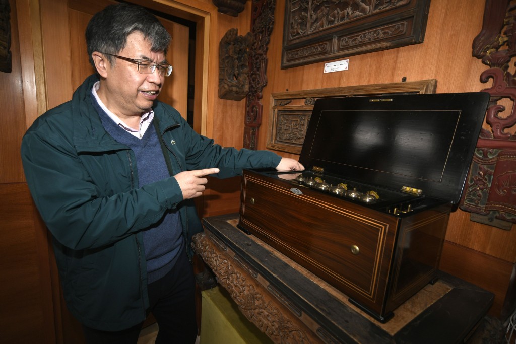 沈墨寧辦公室內藏有大批古董音樂盒，但每一件藏品背後的故事，他都能娓娓道來。