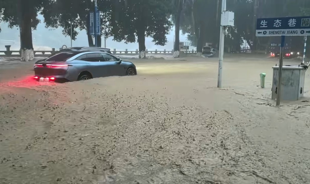 海南五指指連日暴雨，該市多地出現水浸。
