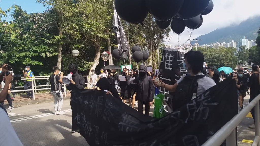 今日有學生回校示威。讀者提供