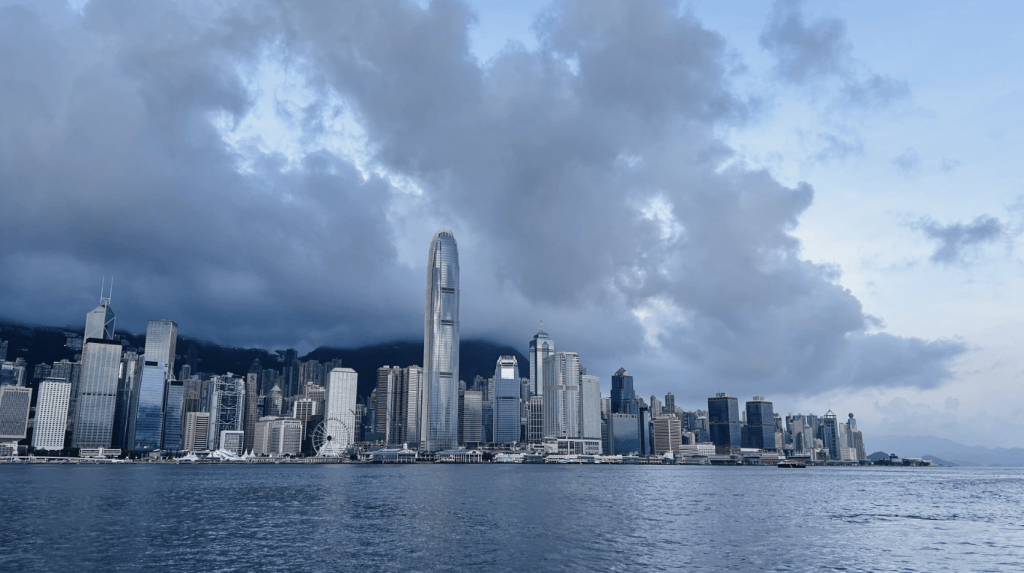 本港地區今日大致多雲,有幾陣驟雨及雷暴,驟雨逐漸增多。蔡楚輝攝 本港地區今日大致多雲,有幾陣驟雨及雷暴,驟雨逐漸增多。蔡楚輝攝