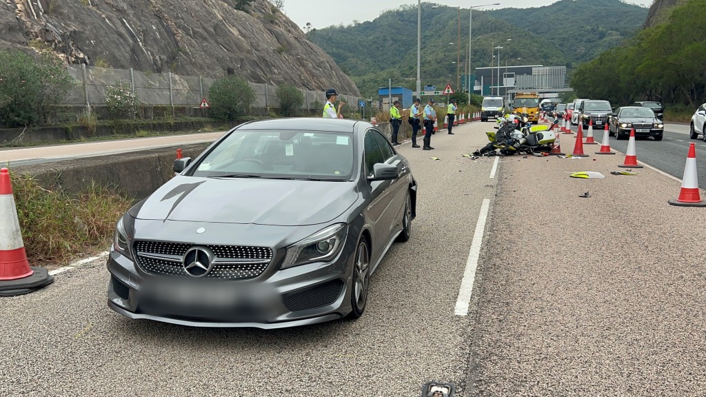 平治停在左四線,車尾損毀。楊偉亨攝 平治停在左四線,車尾損毀。楊偉亨攝