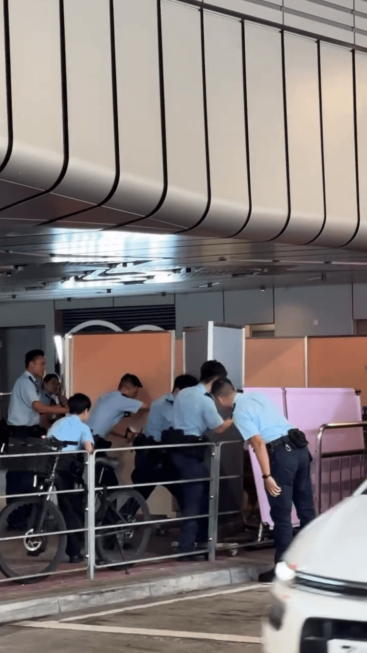 警員試圖用圍板控制狗隻。Threads:bao.o5 警員試圖用圍板控制狗隻。Threads:bao.o5