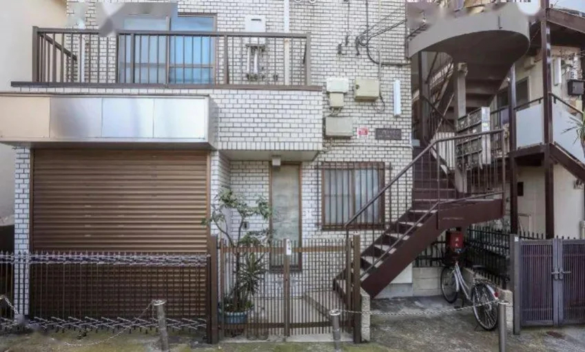 案發公寓，江歌住處。