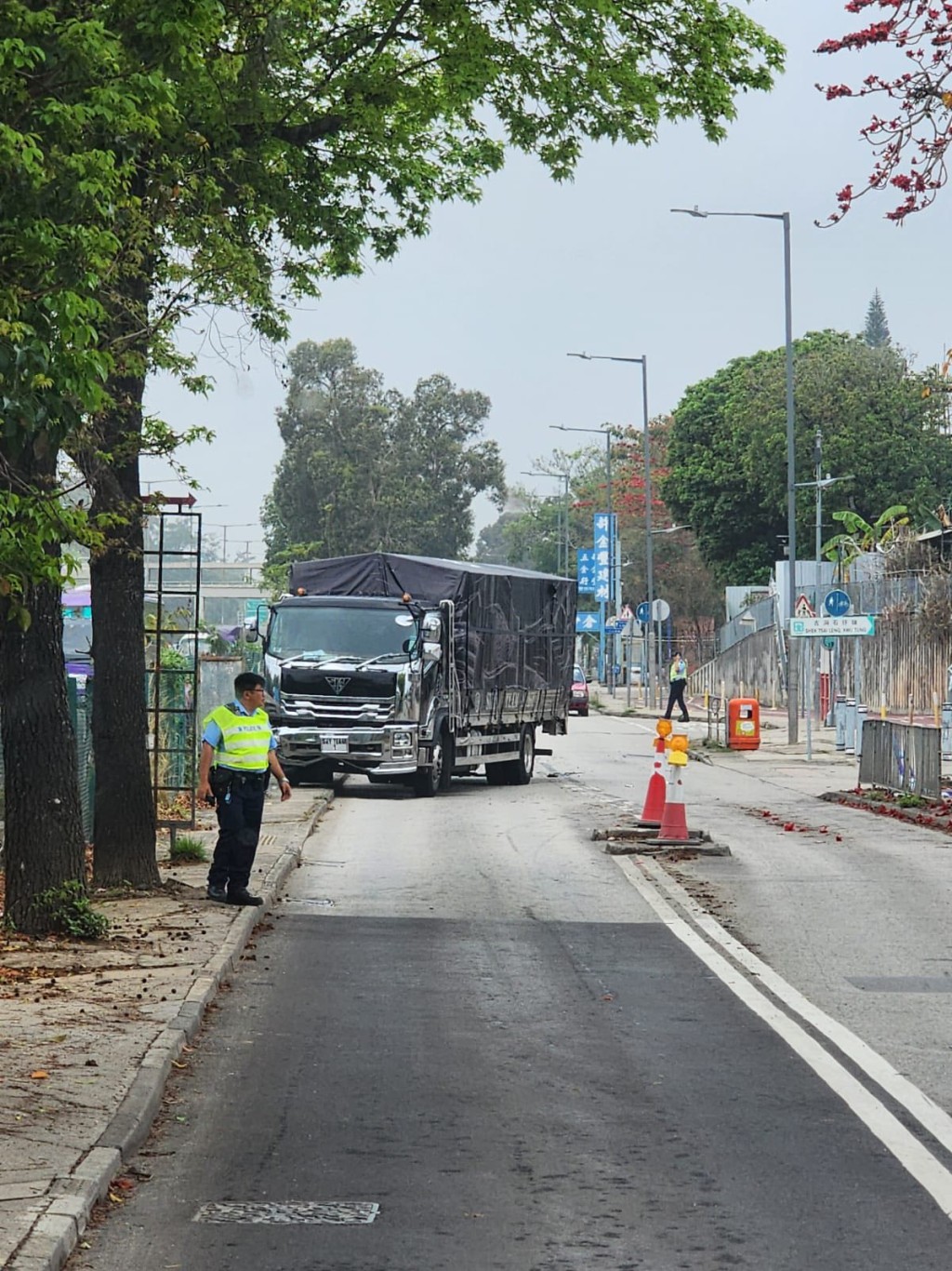 货车撞栏始停。fb马路的事 (即时交通资讯台) 