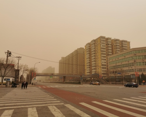 北京遇嚴重沙塵暴,早晨猶如黃昏。照片:張言天攝