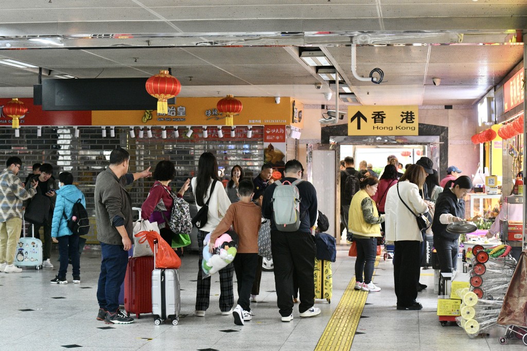 《星岛头条》统计经各陆路口岸入境的人数为35.3万人次，当中以罗湖口岸占最多，达9.65万人次入境。资料图片