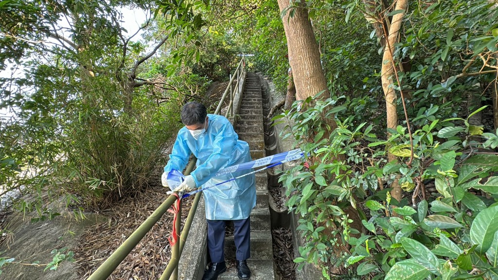 筲箕灣山邊發現女子屍體 有鎅手痕跡身旁有刀 警員封鎖現場調查。