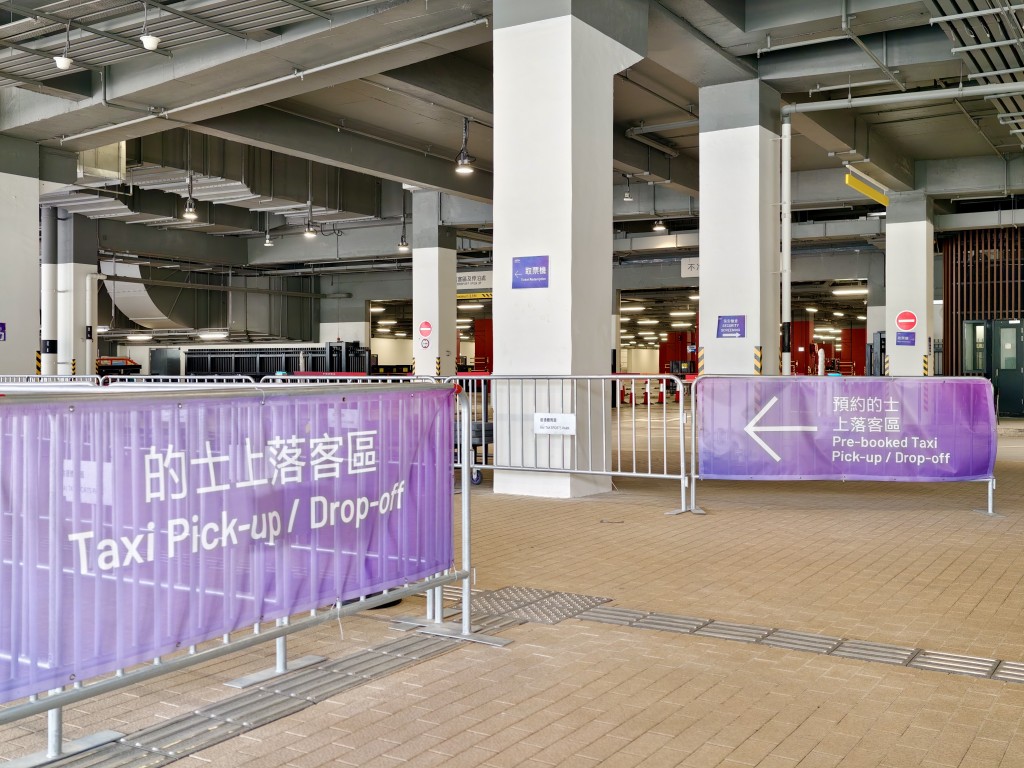 乘搭的士到園區的觀眾，可於啟德主場館的士站、啟德體藝館的士站，或宋皇臺道上落客區落車。