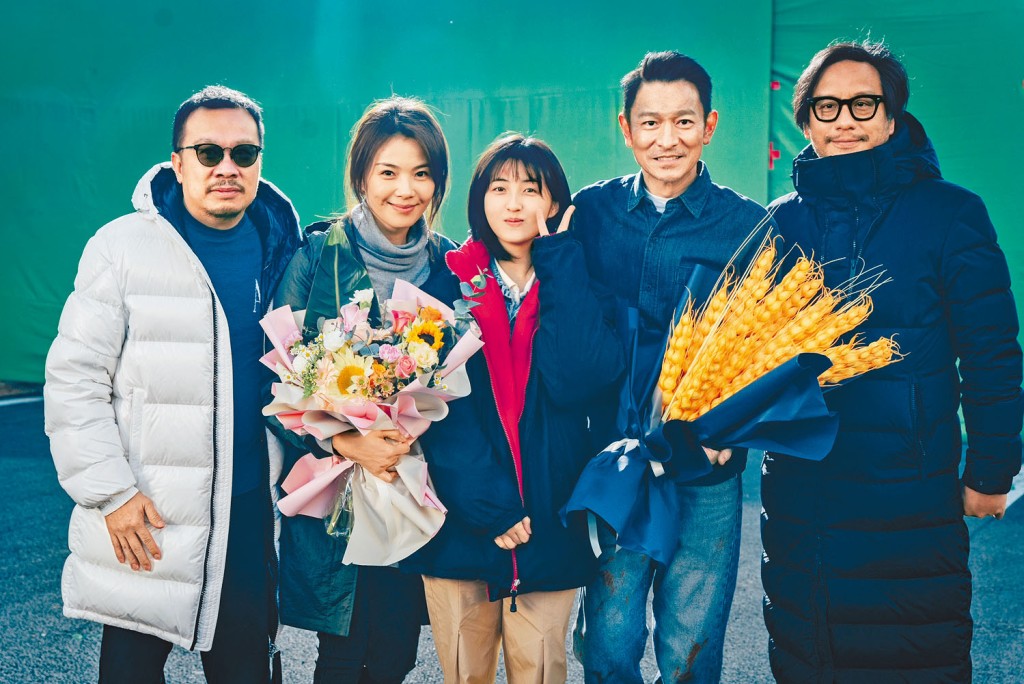 ■新戲《危機航線》煞科，（右起）導演彭順、華仔、張子楓、劉濤、監製林小強不捨合照。