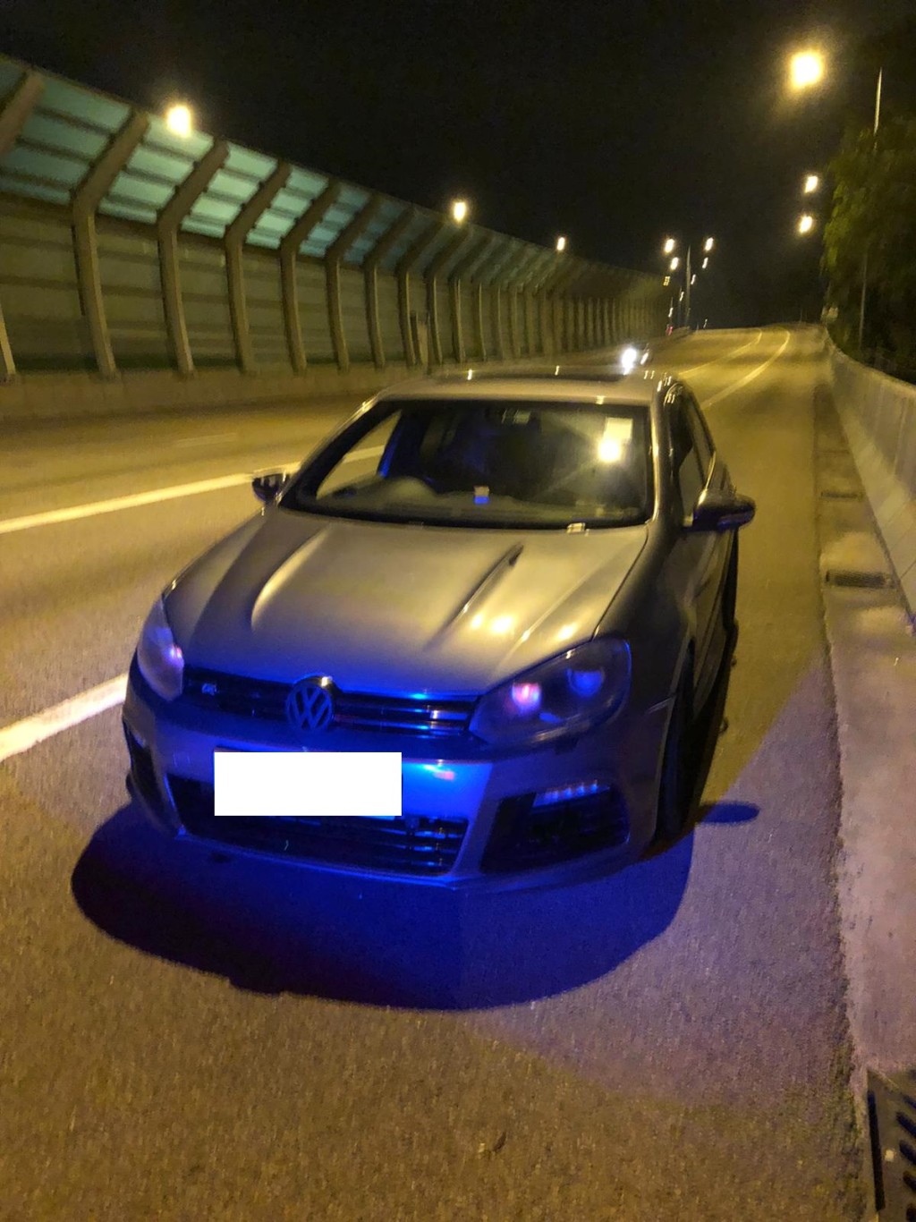 警方於行動期間，拖走並扣查4輛懷疑非法改裝私家車。警方提供