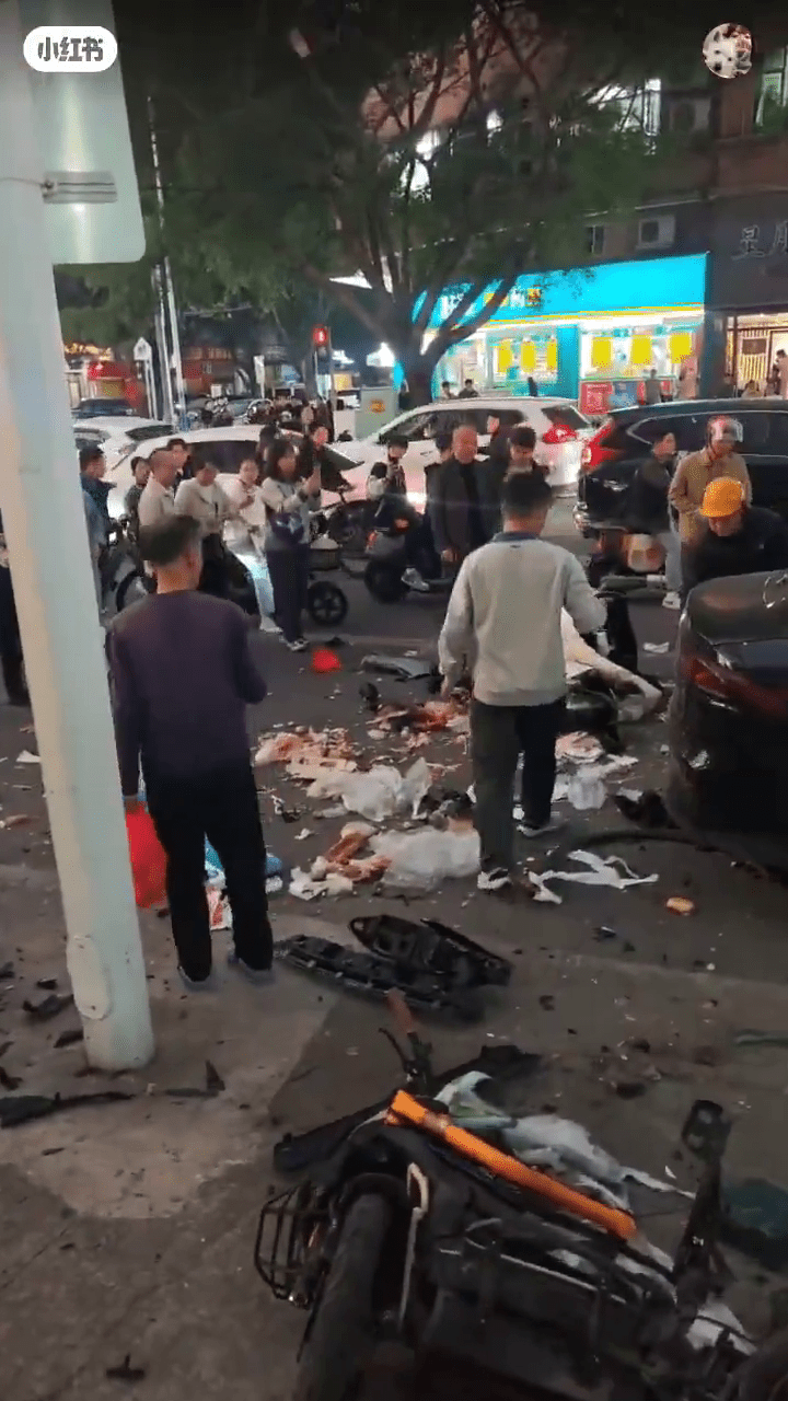 路上一片狼藉。