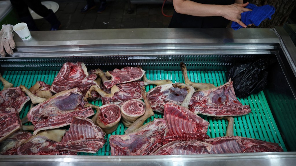 城南市食肆的狗肉展示櫃。 路透社 城南市食肆的狗肉展示櫃。 路透社