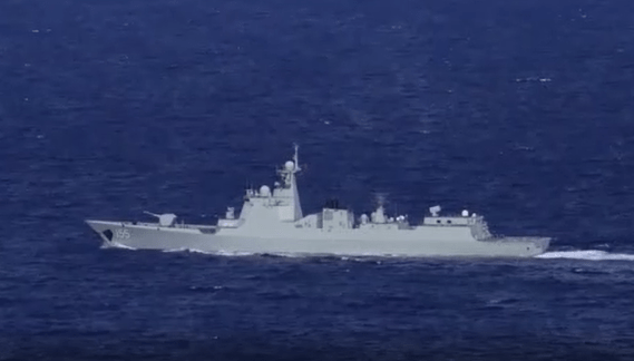 东部战区海军在台湾周边海域同步展开联合封控。央视片段截图