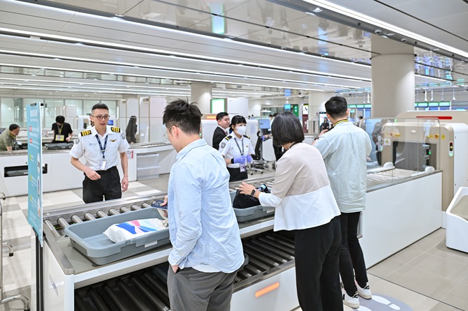 模擬旅客進行保安檢查。 模擬旅客進行保安檢查。