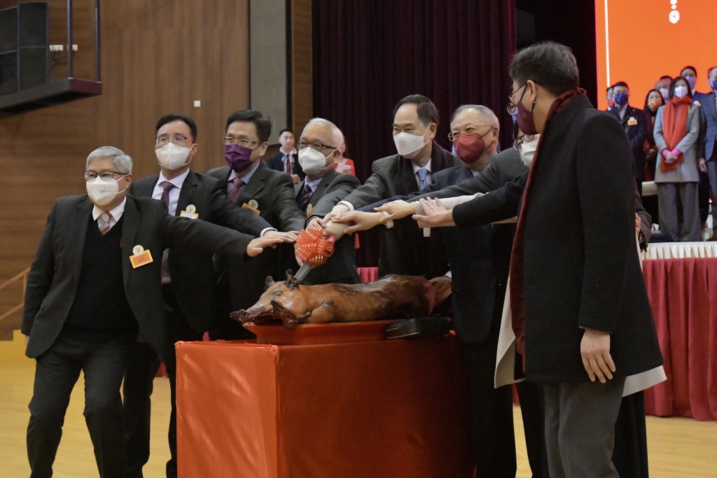 鄉議局團拜進行切金豬儀式。梁譽東攝
