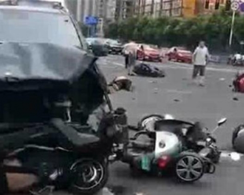 江苏常州市一辆私家车在十字路口连撞多部电单车。　网图