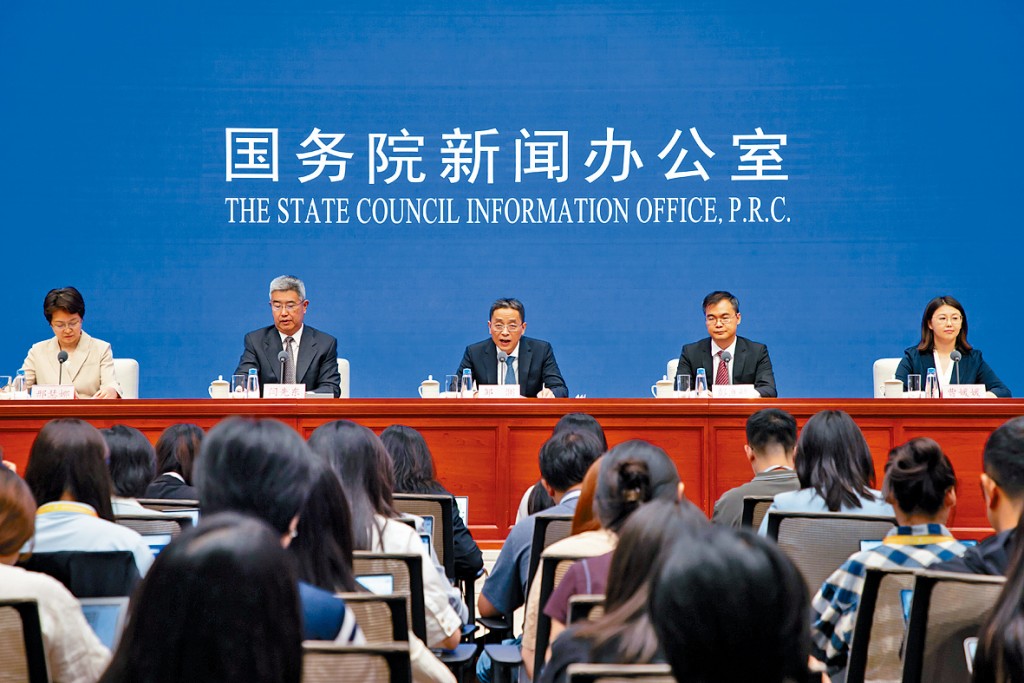 人行官員昨日在發布會上介紹2025年上半年貨幣政策執行情況。
