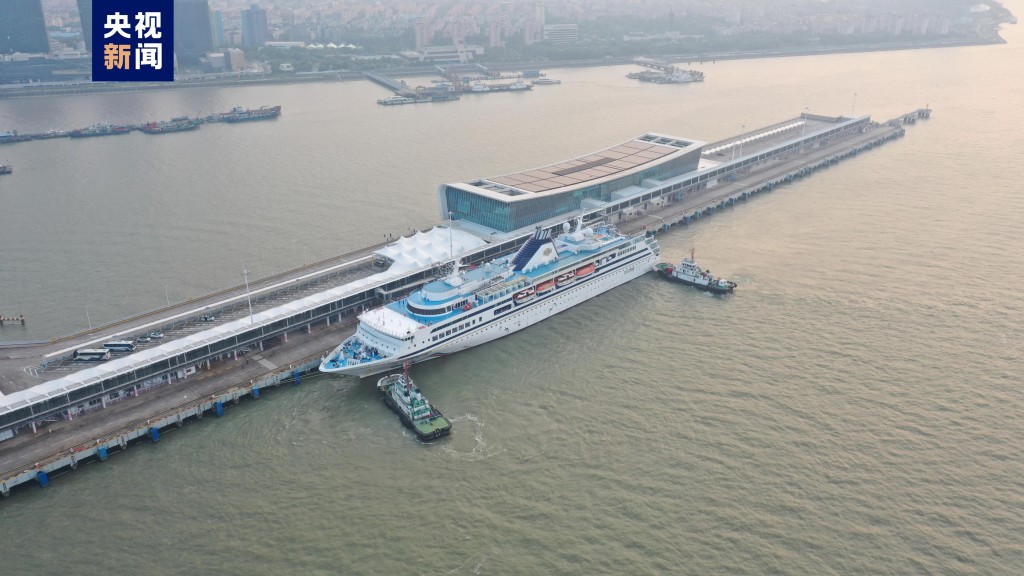「蓝梦之星」邮轮昨日在上海出港。