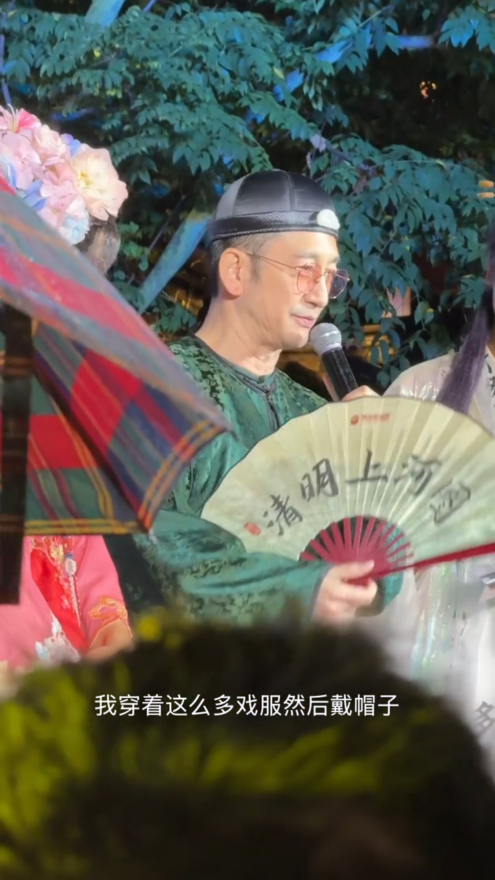 吳啟華表示,幸好不是夏天,不然穿著厚重戲服會更辛苦。 吳啟華表示,幸好不是夏天,不然穿著厚重戲服會更辛苦。