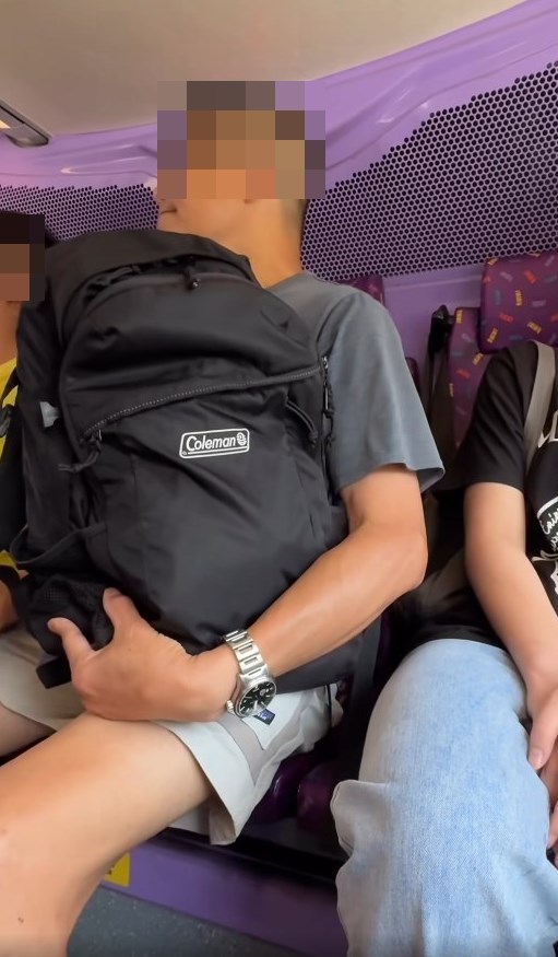 一名嫌學生哥搭巴士時傾唔停口的熱 褲長腿大叔,便被拍攝到在車上與青 年爆發罵戰,期間可能被對方一句「 吹呀」辣㷫,熱褲大叔激動得連番起 身,傾前發出「呼呼」聲,懷疑向他 口中的「大學生」吹氣噴口水。fb「車cam L(香港群組)」截圖 一名嫌學生哥搭巴士時傾唔停口的熱 褲長腿大叔,便被拍攝到在車上與青 年爆發罵戰,期間可能被對方一句「 吹呀」辣㷫,熱褲大叔激動得連番起 身,傾前發出「呼呼」聲,懷疑向他 口中的「大學生」吹氣噴口水。fb「車cam L(香港群組)」截圖