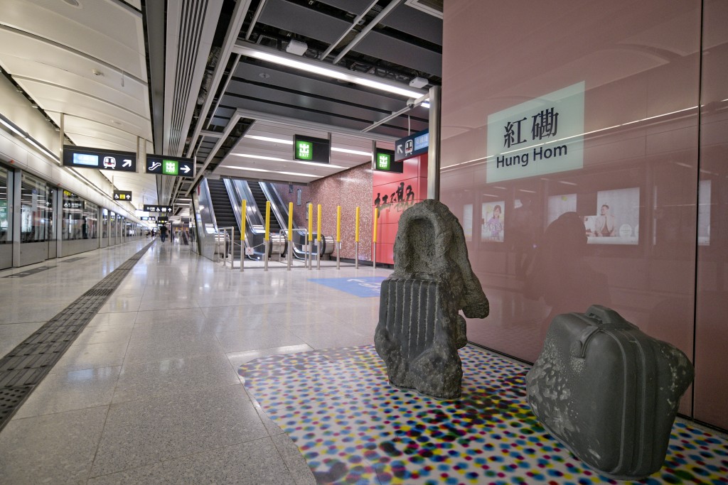 月台上放有不同年代流行的行李款式石雕。資料圖片
