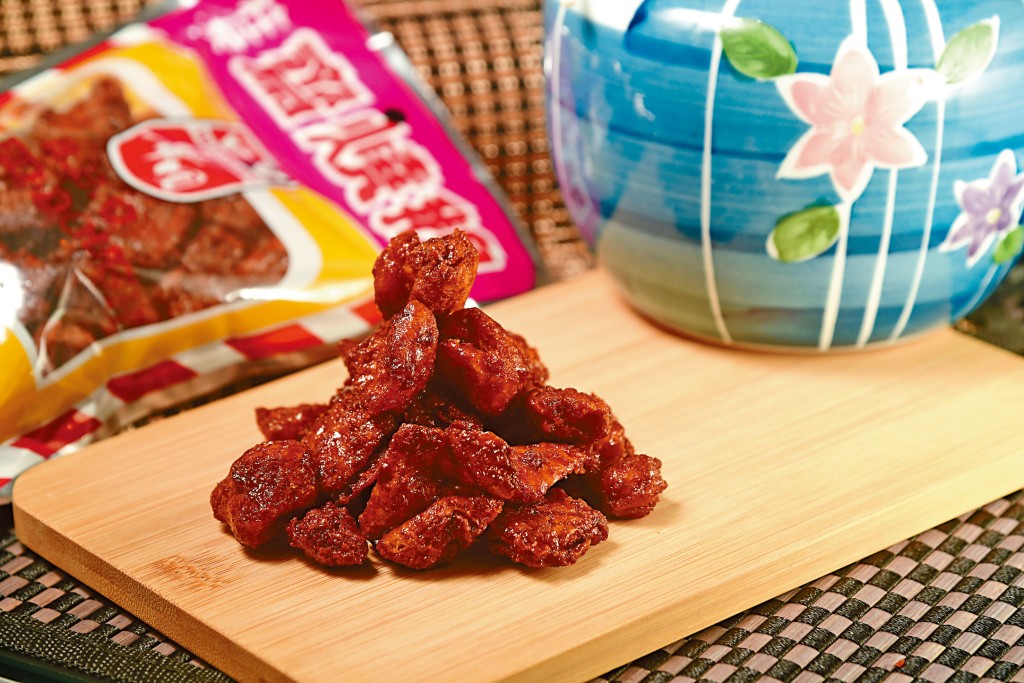 華園食品首創的柱侯齋燒鵝（$10.8/包），經過六十年時間洗禮，仍然是最受歡迎零食之一，至今歷久不衰。