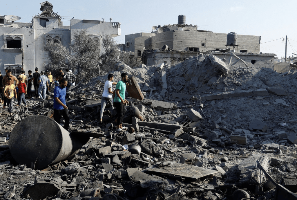 巴勒斯坦人在被以色列轰炸的灾场找寻家属。路透社