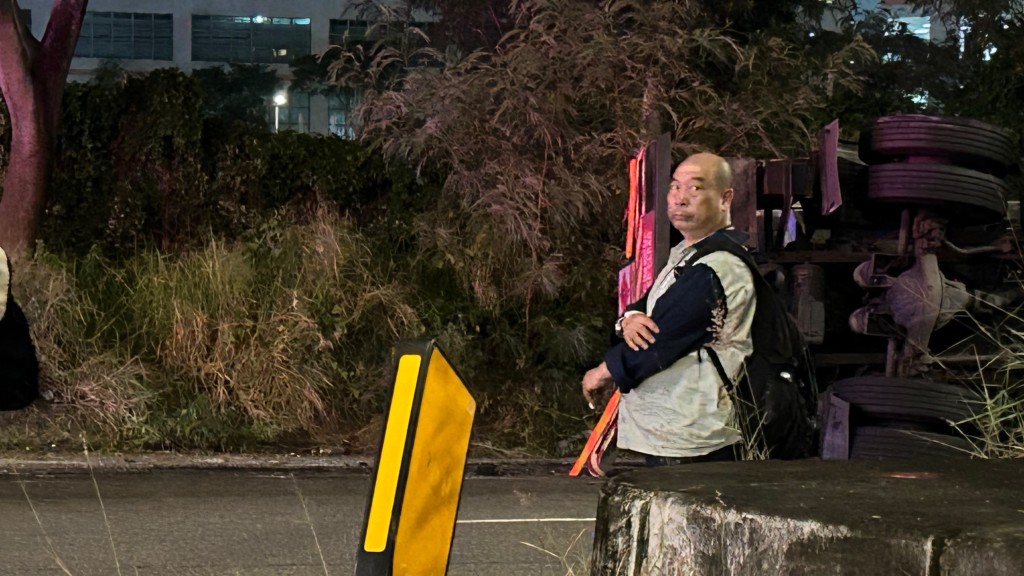 男司機僅受輕傷,經治理後拒絕送院。蔡楚輝攝 男司機僅受輕傷,經治理後拒絕送院。蔡楚輝攝
