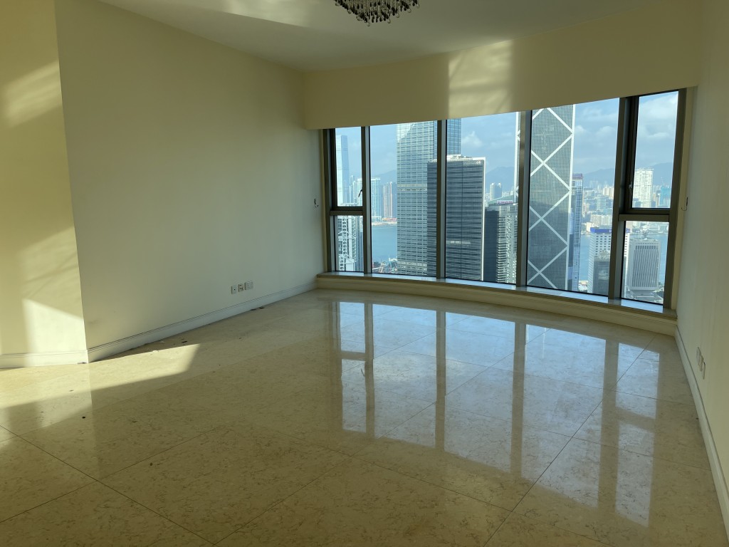 房间空间宽阔，近落地玻璃将景致引入室内。