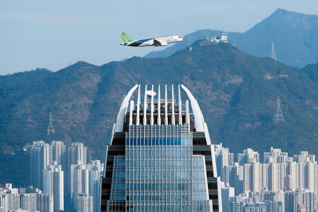 国产飞机C919昨进行飞行演示，在国金二期「头顶」飞过。