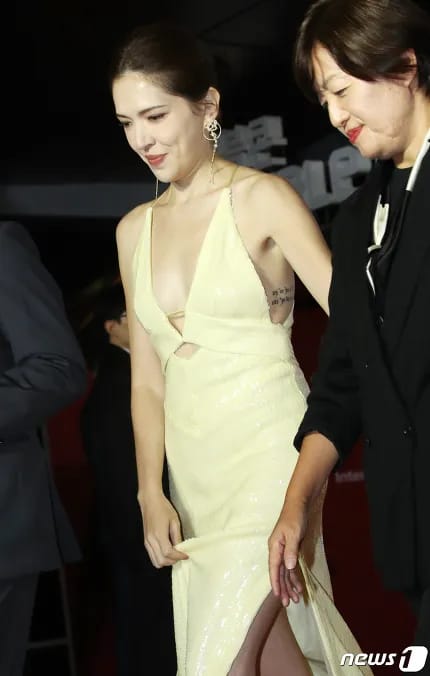 許瑋甯穿上低Ｖ性感晚裝擔任頒獎嘉賓。
