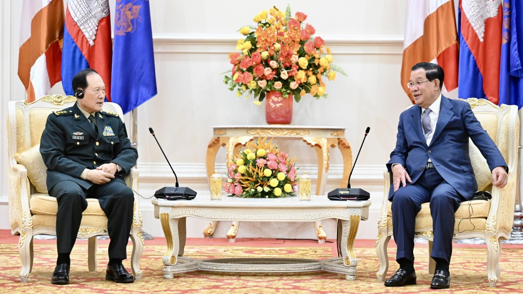 2022年11月20日，時任柬埔寨首相洪森（右）在金邊會見時任中國國防部長魏鳳和。  新華社