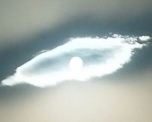 雲像是眼白部分,太陽則像是眼球。網圖