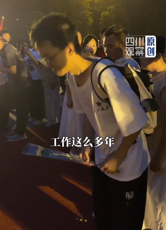 张先生在成都放工即赶赴湖南韶山参加纪念毛泽东逝世50周年活动。四川观察