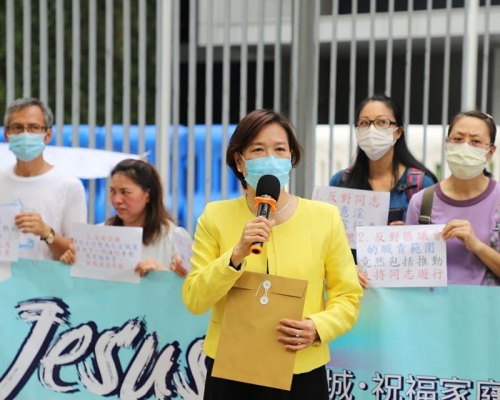 梁美芬接收「愛家工程」請願信。梁美芬FB圖片
