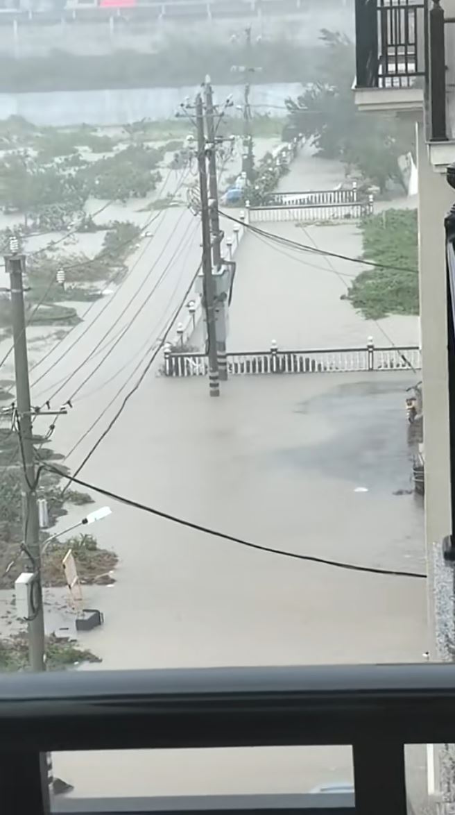 「白海豚」在台州登陸前，鄰近的臨海市已出現狂風暴雨及水浸。抖音＠君臨天下
