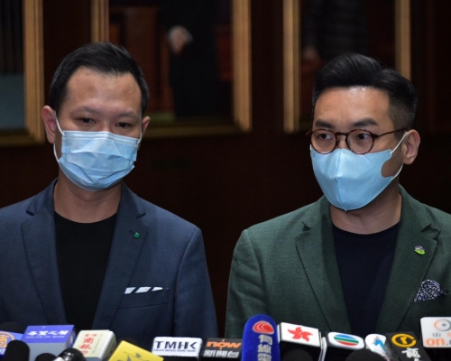 郭榮鏗和楊岳橋見記者。