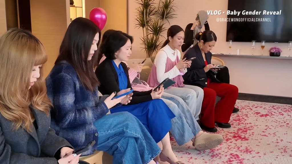 王君馨與好友們一同唱歌。 王君馨與好友們一同唱歌。