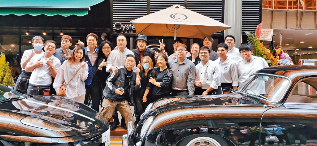 Bosco出動兩部跑車撐場。