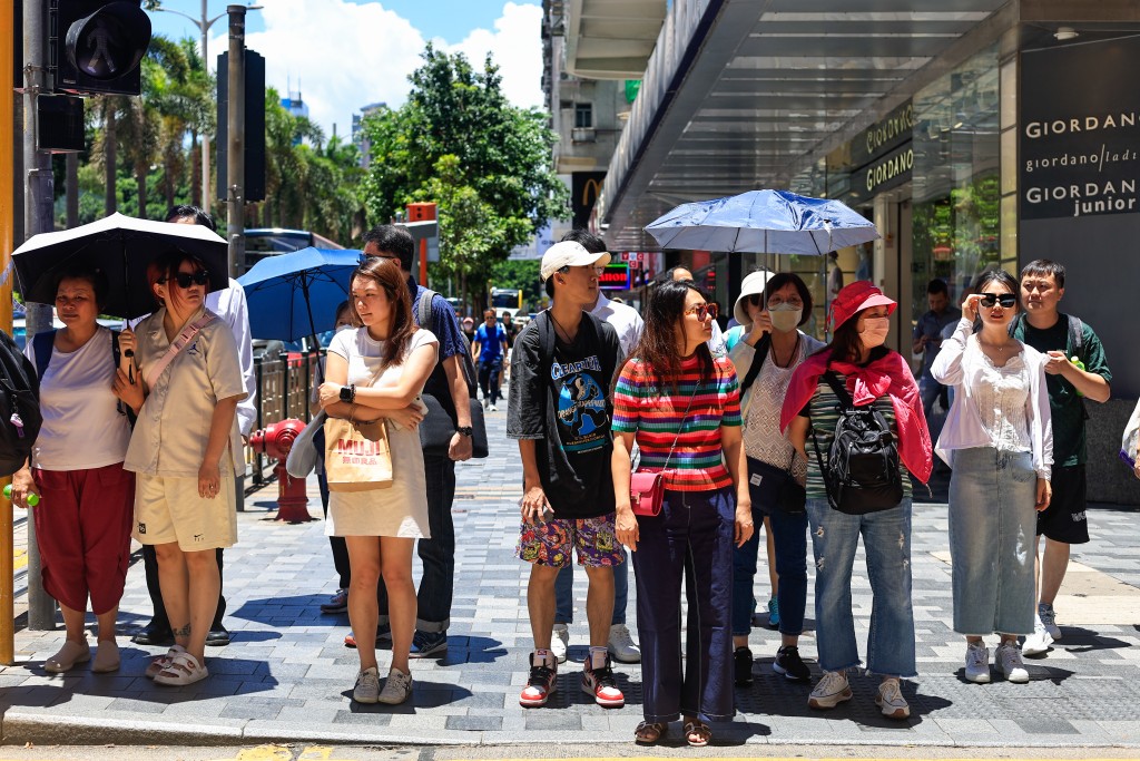 受颱風杜蘇芮影響，市民、戶外工作者及旅客需要忍受極度炎熱天氣。（鄭丹尼攝）