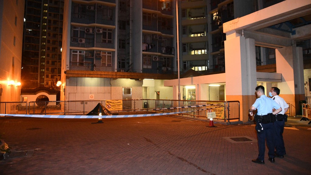 26歲女子墮樓亡，警員到場調查。李家傑攝