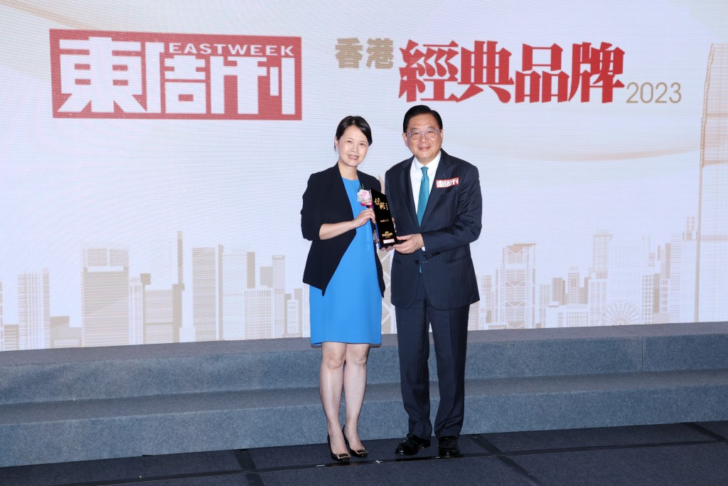 港鐵公司獲頒「經典品牌」大獎，並由企業事務及品牌總監蔡少綿（左）代表領獎。