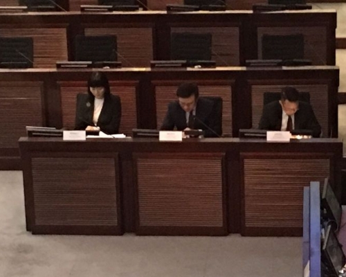 陈家强(中)出席财政事务委员会。