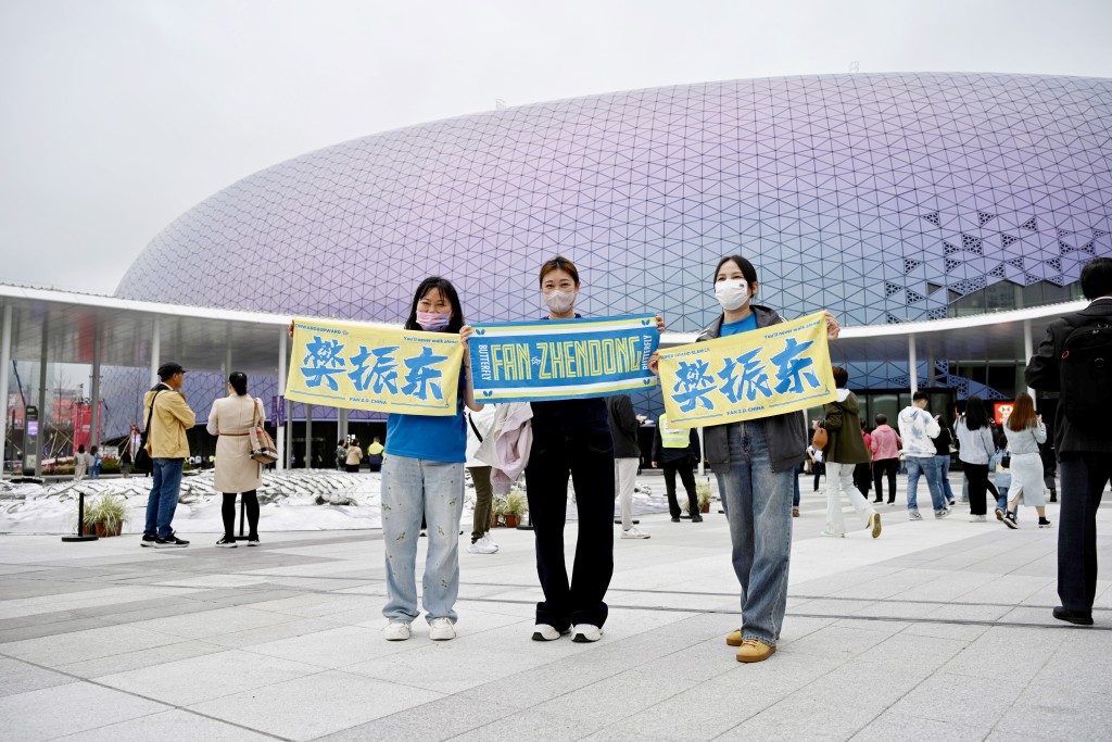 李小姐(中)花了800元購買開幕禮門票，入場觀賞樊振東表演。蘇正謙攝