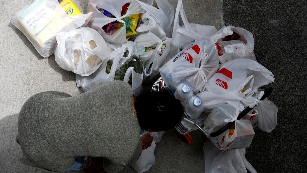 新冠疫情期间，新加坡民众抢购食物及日用品。 路透社