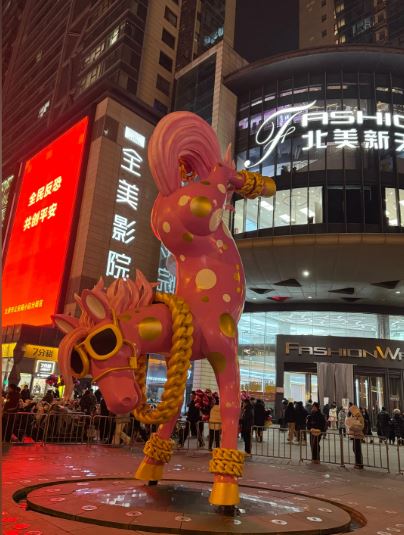 山西有商場因網民惡搞，急急把馬年雕塑換造型。小紅書