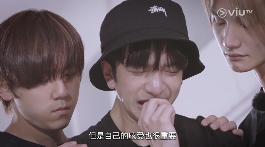 哭慘的Anson Lo獲隊友安慰。